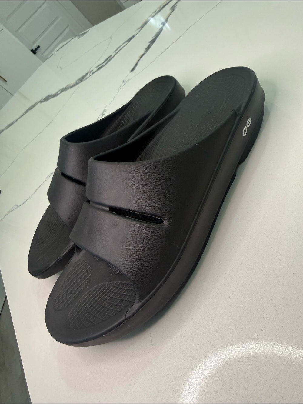 OOFOS OOahh Men's M9 / Women's W11 Black Recovery Slide Sandals EU 42 Comfort